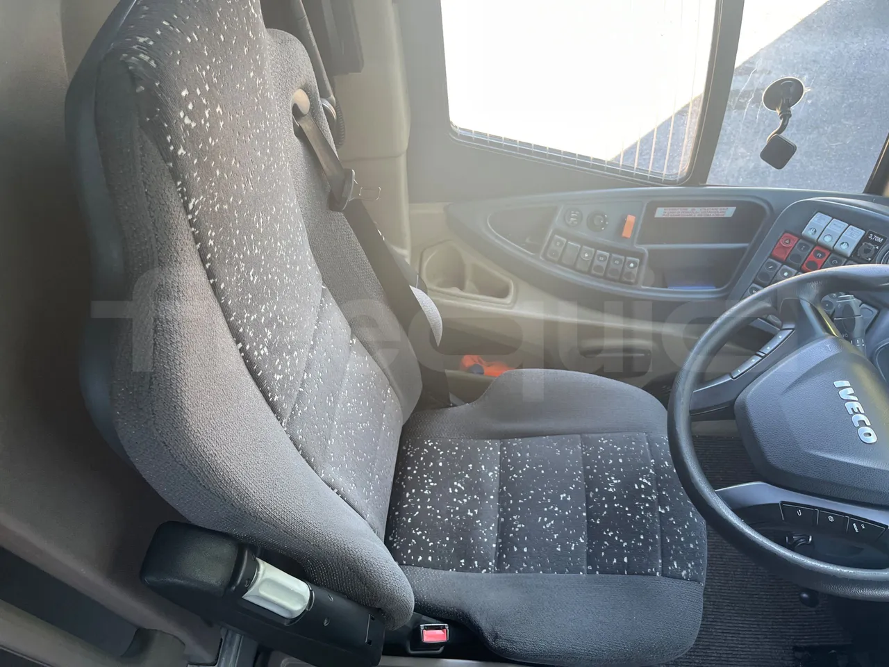 Iveco Magelys SFR210 - Euro5 - 331kW - 12.819mt - driver's seat photo