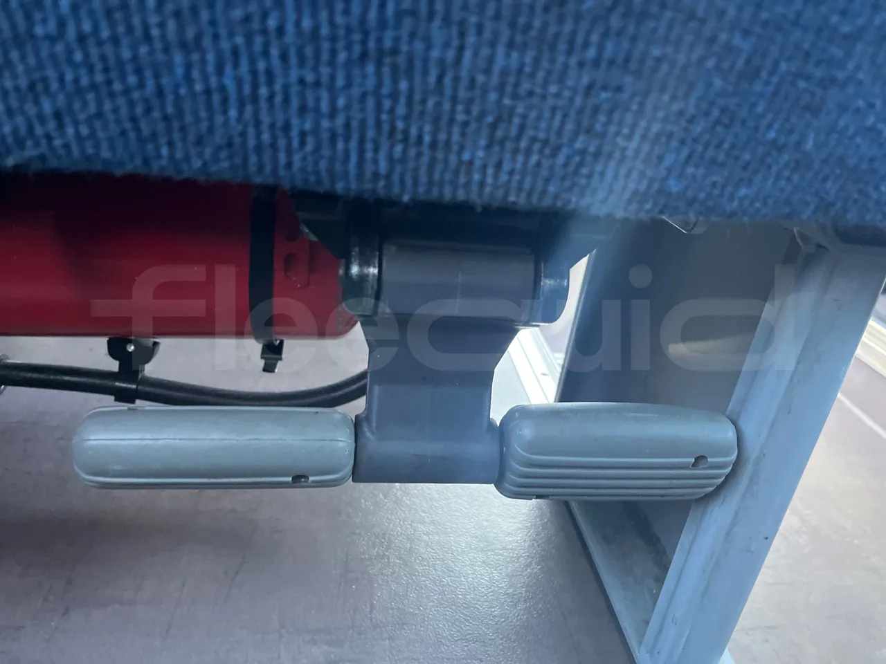 Iveco Magelys SFR210 - Euro5 - 331kW - 12.819mt - footrest detail photo