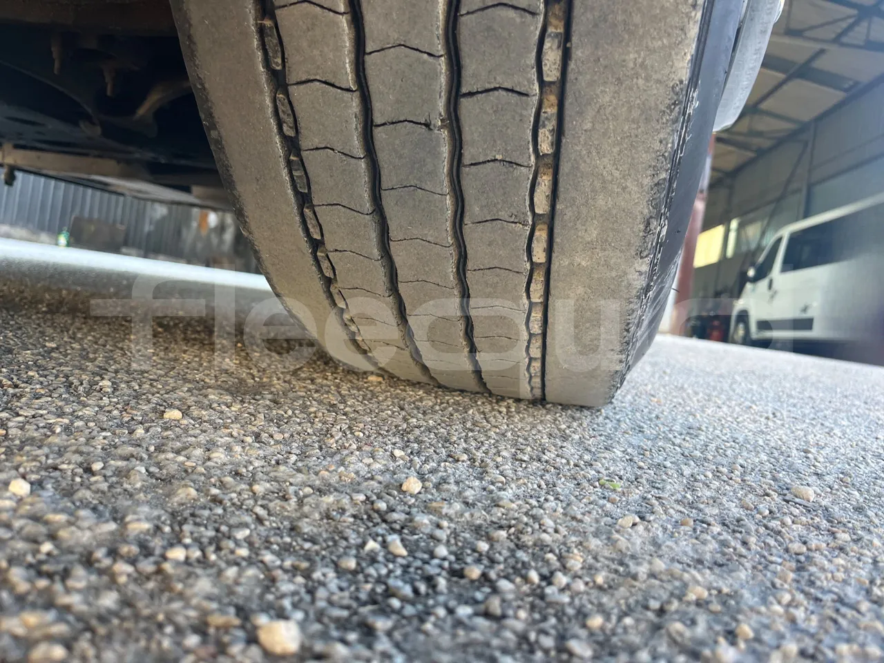 Iveco Magelys SFR210 - Euro5 - 331kW - 12.819mt - tread condition front tires right