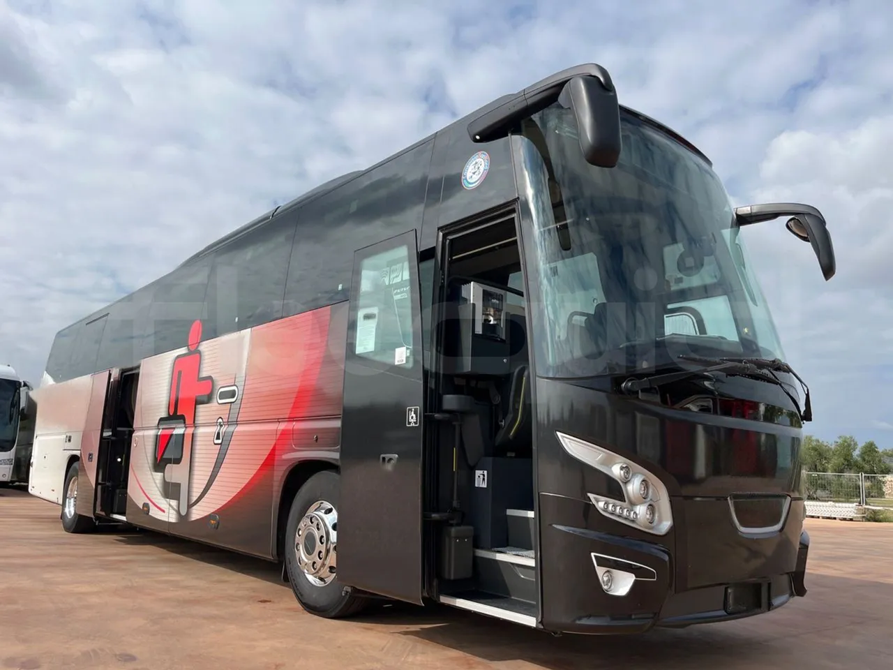 Vdl Futura FH D 129-330D/ Euro 6 - 330 Kw - 12.875 Mt - 3/4 right front doors open