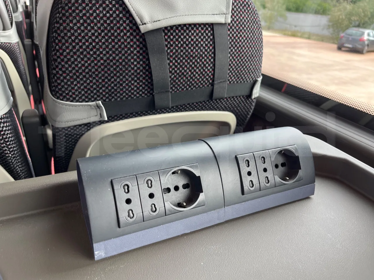 Vdl Futura FH D 129-330D/ Euro 6 - 330 Kw - 12.875 Mt - usb charging detail