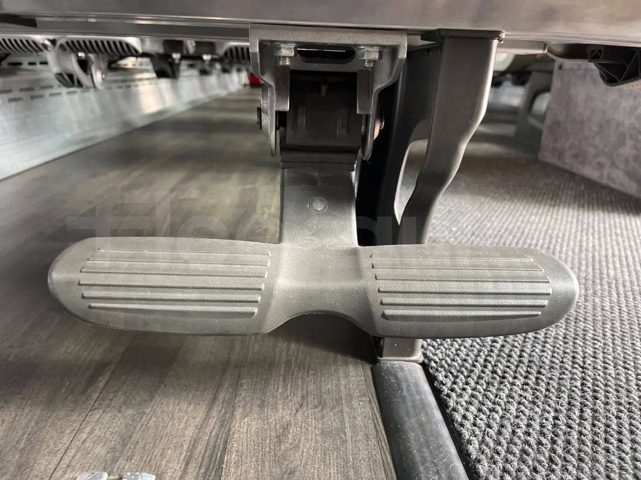 Vdl Futura FH D 129-330D/ Euro 6 - 330 Kw - 12.875 Mt - footrest detail photo