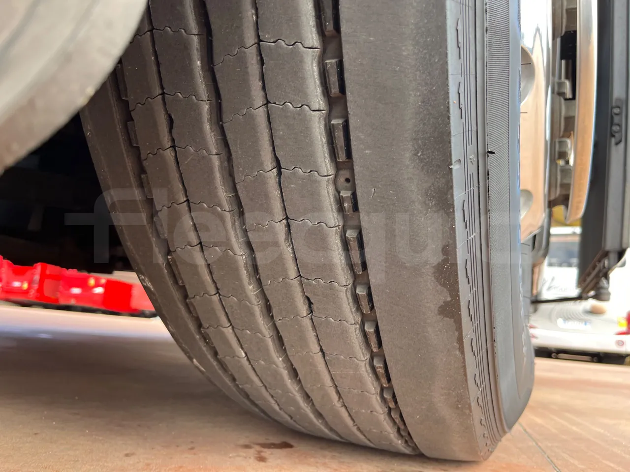 Vdl Futura FH D 129-330D/ Euro 6 - 330 Kw - 12.875 Mt - tread condition front tires right