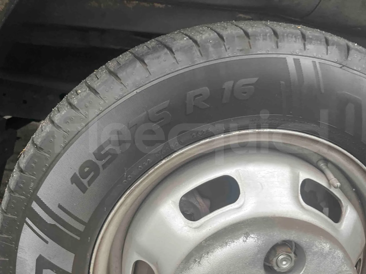 Iveco Daily A50C18 - Euro4  -  130kW - 7.200mt - tread condition front tires right