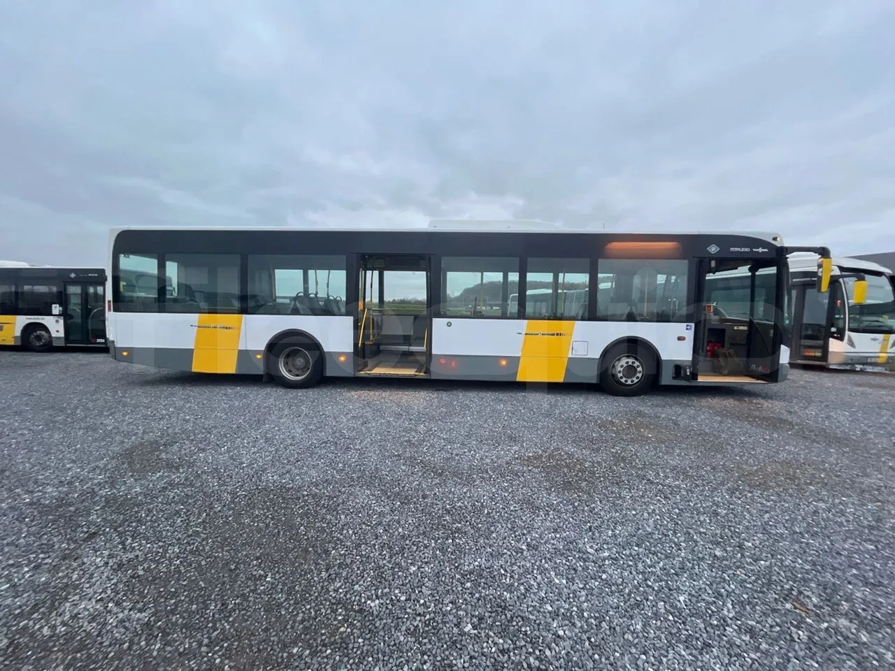 Van Hool A330 330 - EUR4 - 206kW - 12m - right side doors open