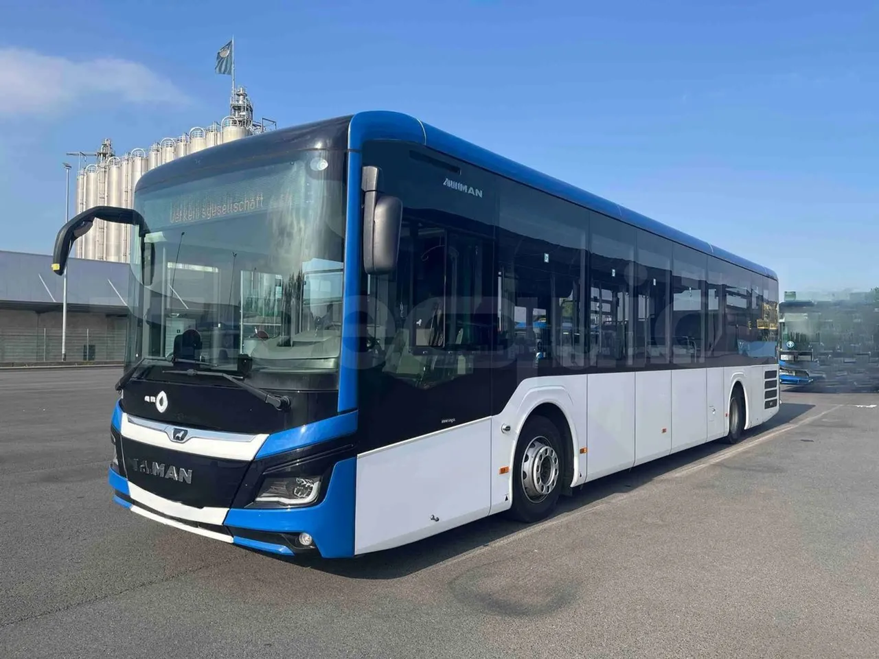 Man Lion's Intercity - 3/4 front left