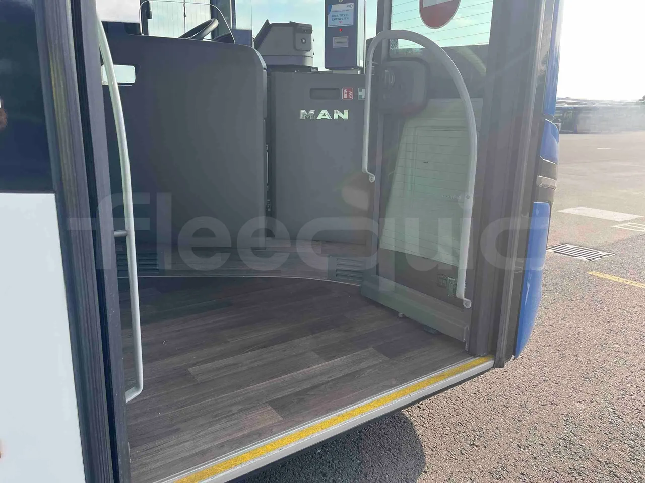 Man Lion's Intercity - hostes microphone accessories photo