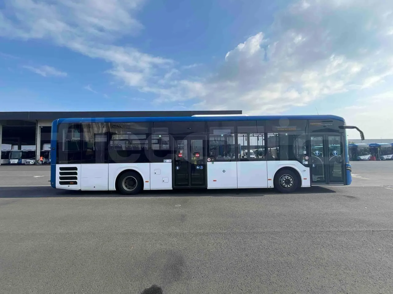 Man Lion's Intercity - right side doors closed