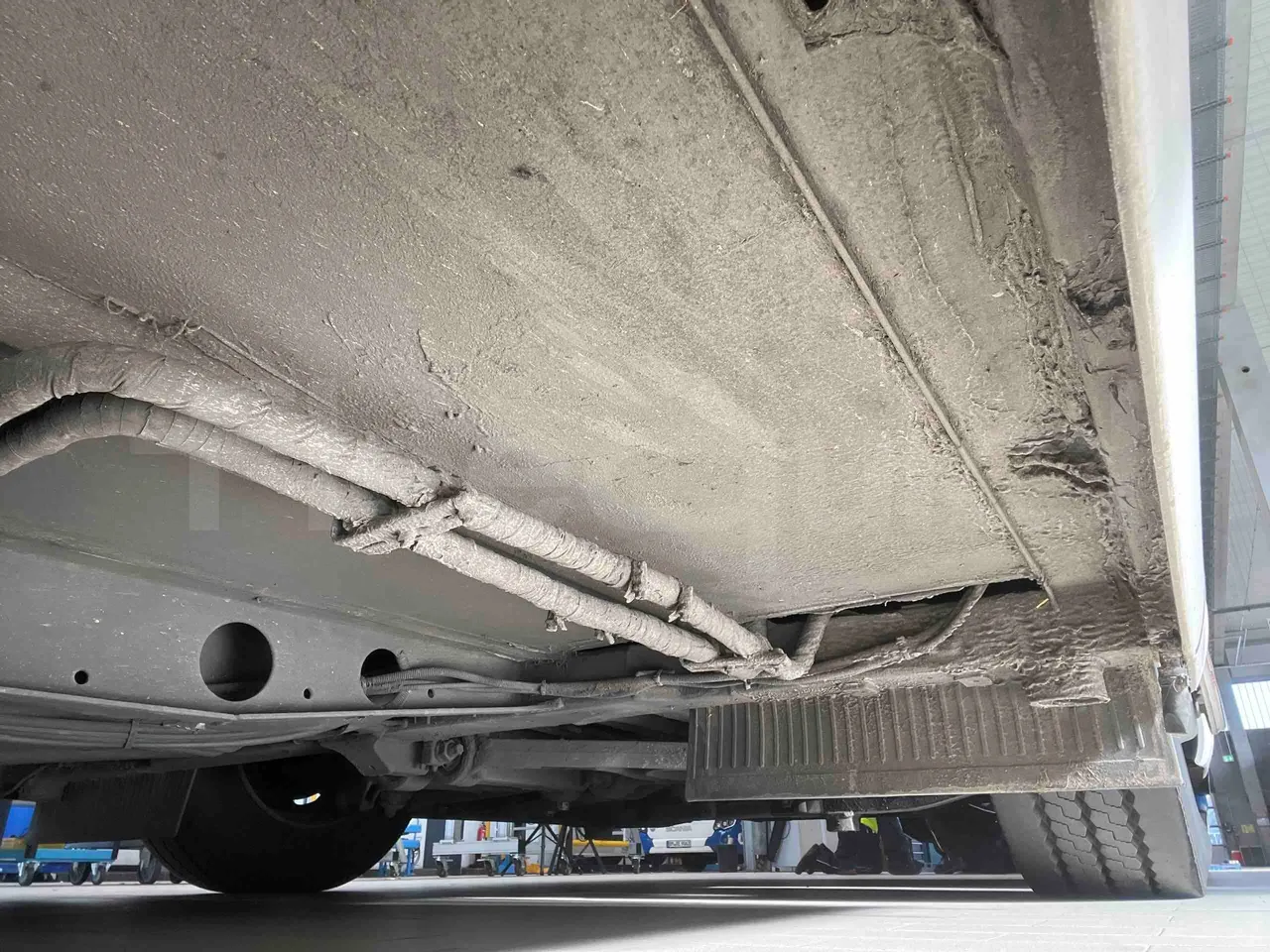 Man Lion's Intercity - front undercarriage from front