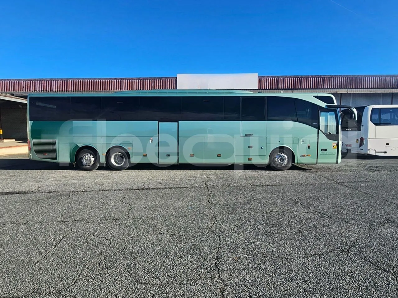 Mercedes-Benz Tourismo RHD L - Euro6 - 315kW - 13.990mt - 3/4 right front doors open