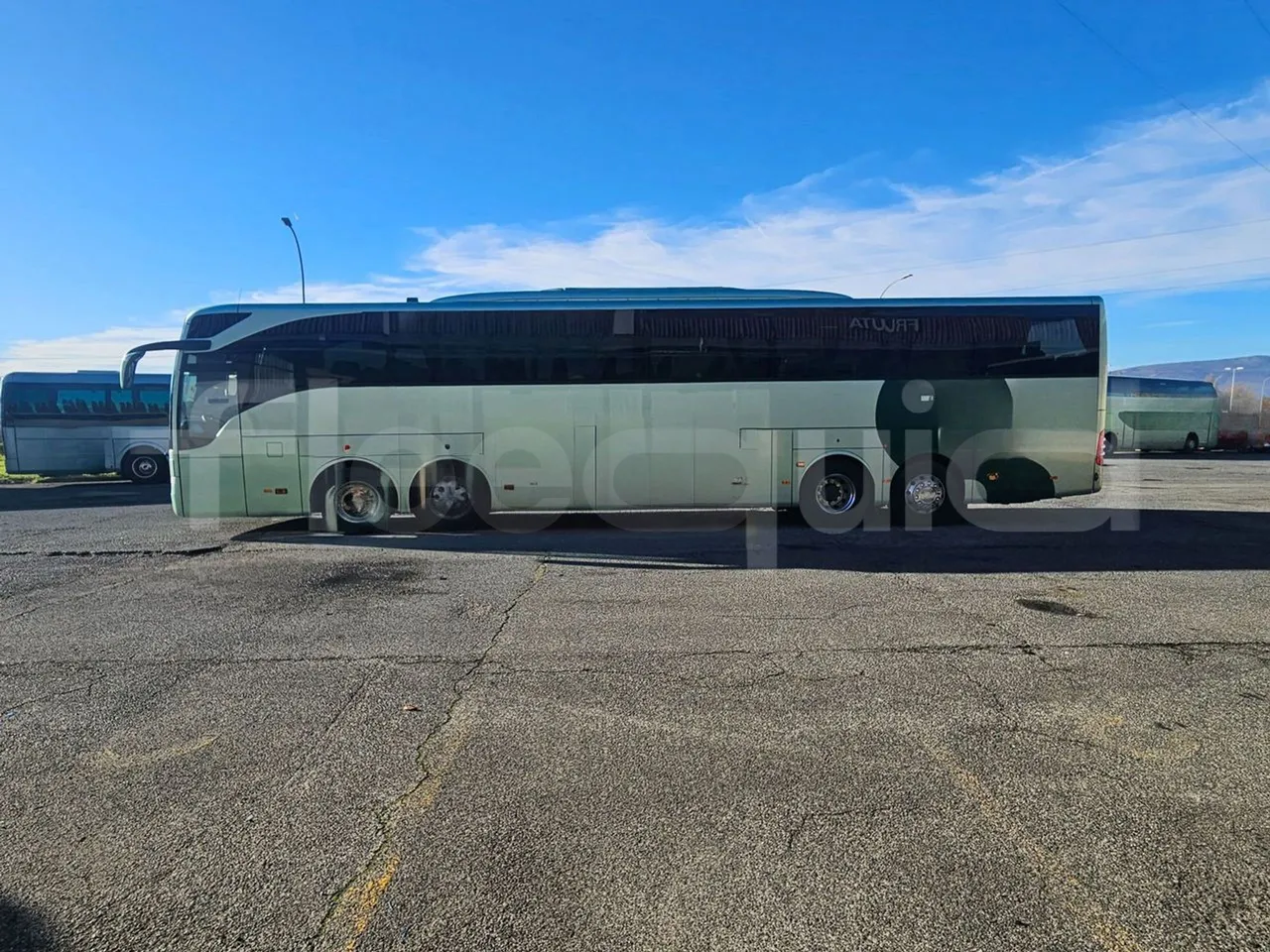 Mercedes-Benz Tourismo RHD L - Euro6 - 315kW - 13.990mt - right side doors open