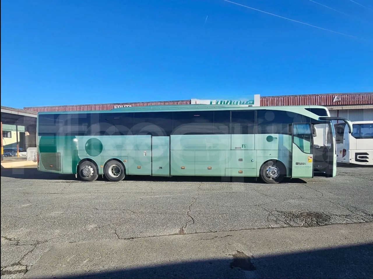 Mercedes-Benz Tourismo RHD L - Euro6 - 315kW - 13.990mt - under carpet photo