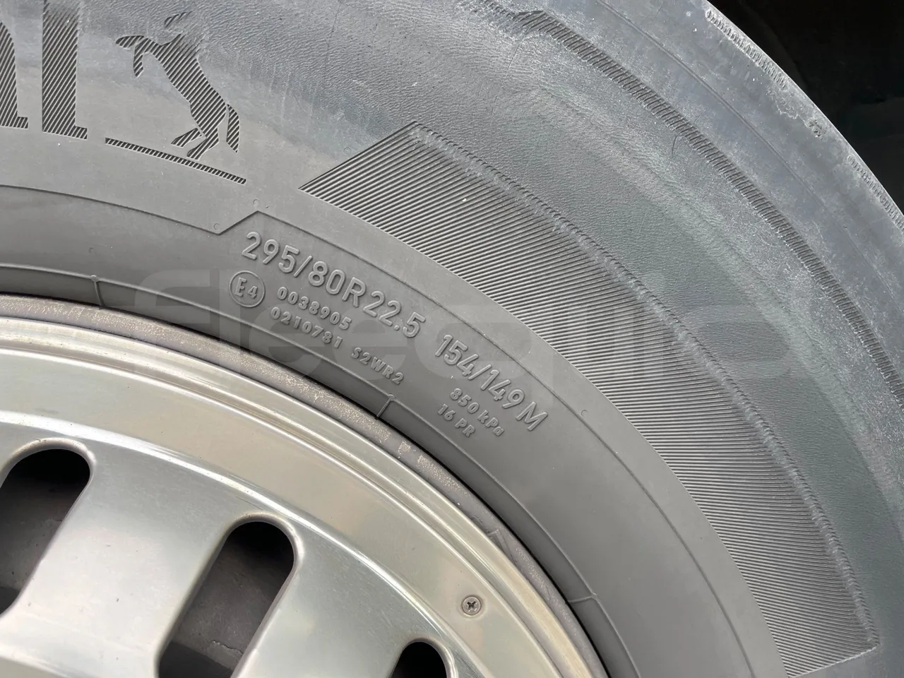 Iveco Crossway CBCWE3-00 - Euro 6 - 265 Kw - 12.962mt - rear left tire photo