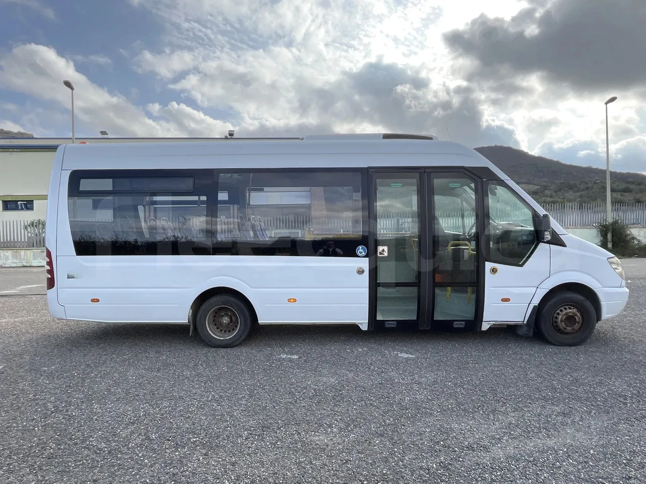 Mercedes-Benz Sprinter O 515 NF - Euro4 - 110kW - 7.700mt - 3/4 right rear doors open