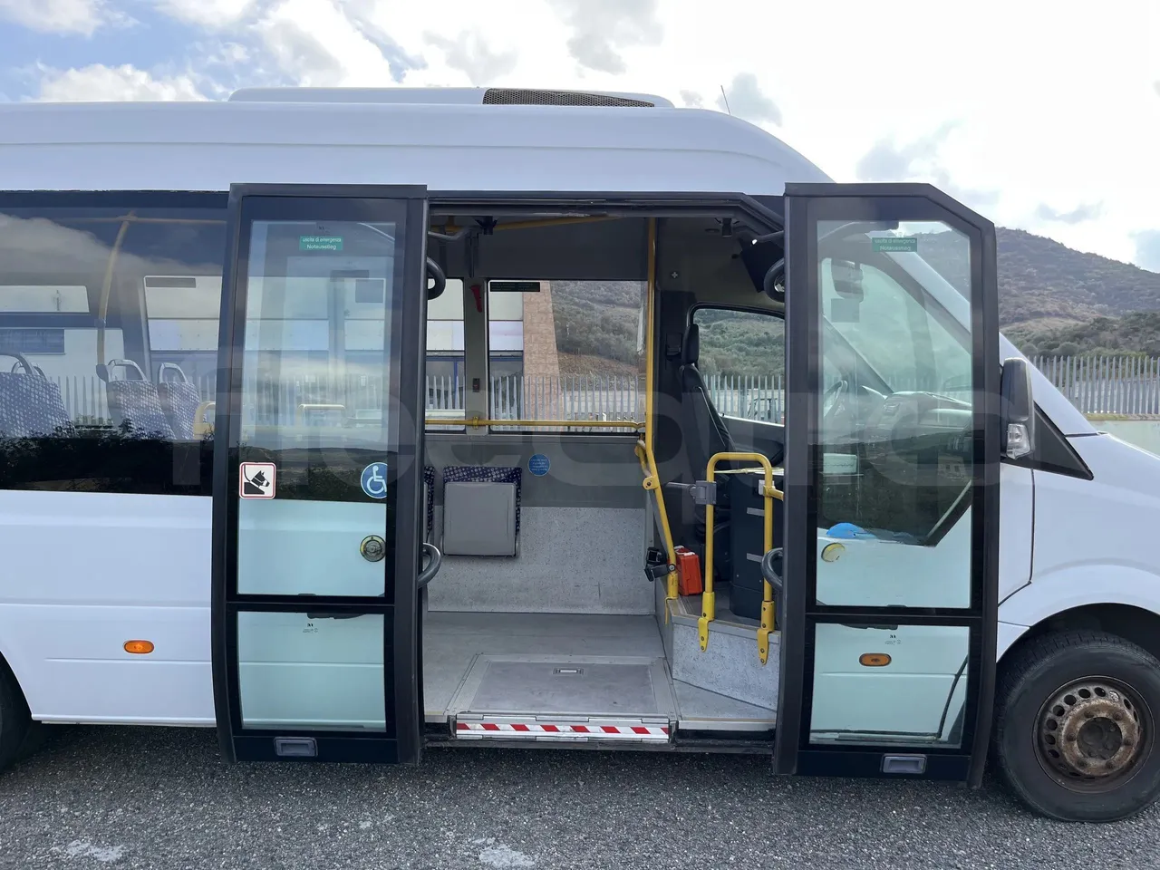 Mercedes-Benz Sprinter O 515 NF - Euro4 - 110kW - 7.700mt - under carpet photo