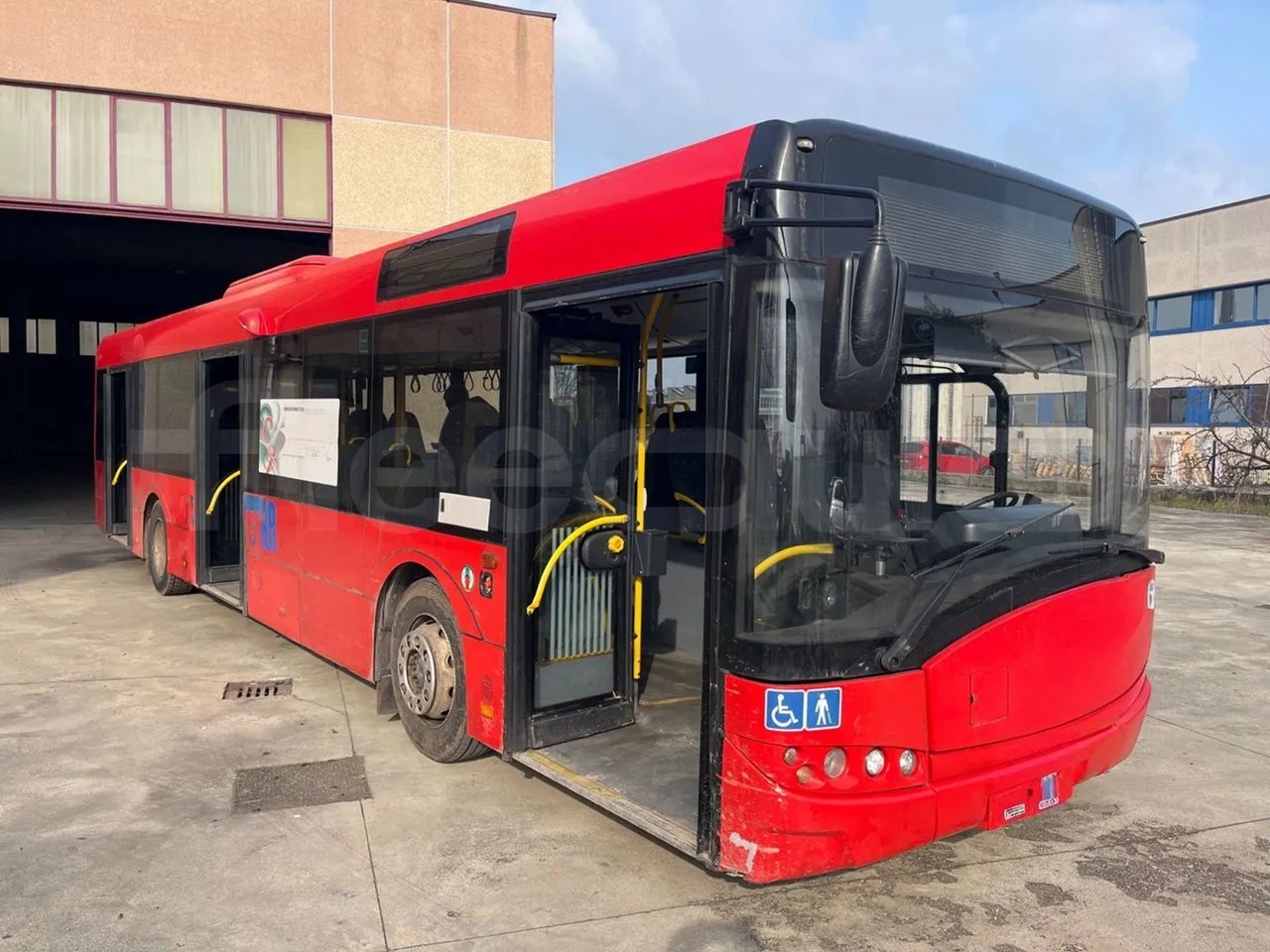 Solaris Urbino 12 - Euro6 - 240kW - 12mt - 3/4 right front doors open