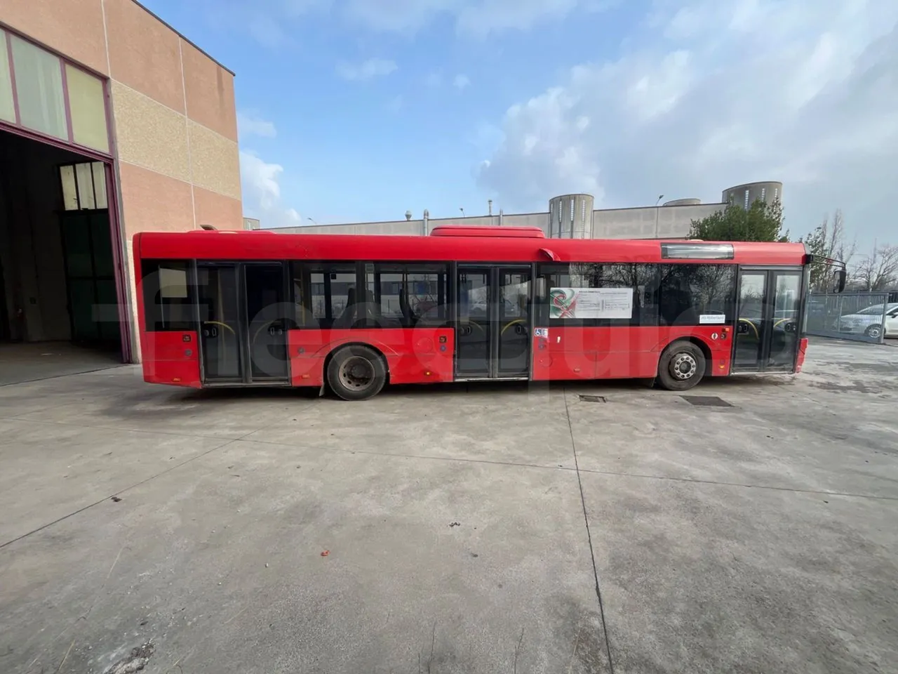 Solaris Urbino 12 - Euro6 - 240kW - 12mt - right side doors closed