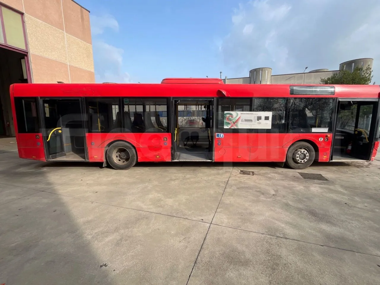 Solaris Urbino 12 - Euro6 - 240kW - 12mt - right side doors open