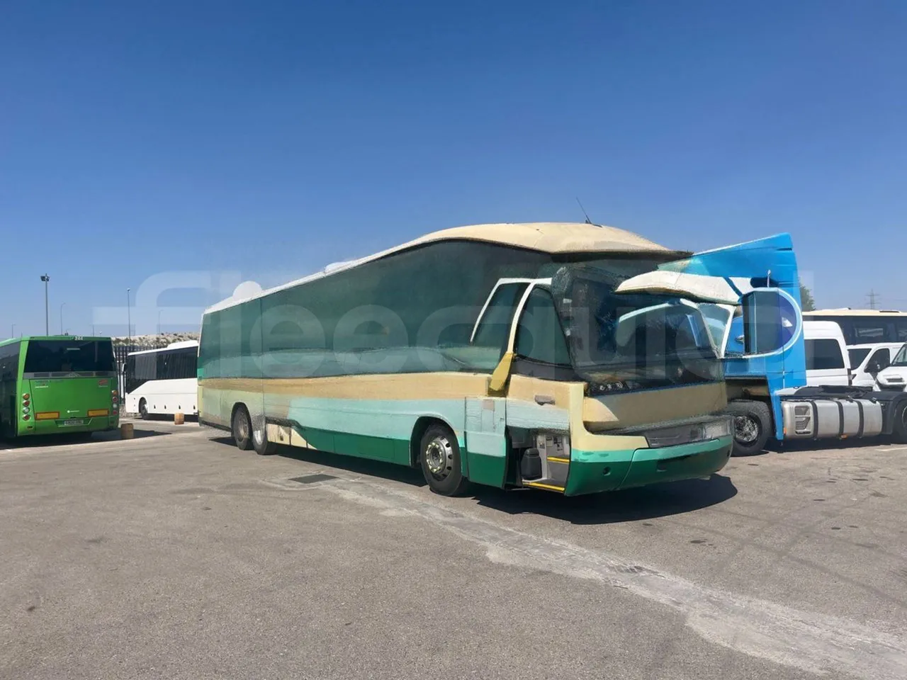 Volvo B12B 6X2 - EUR4 - 338kW -14.995m - 3/4 front right doors (mandatory for bus to scrap)