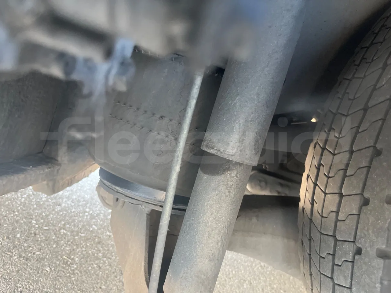 Volvo B12B 6X2 - EUR4 - 338kW -14.995m - front air springs right