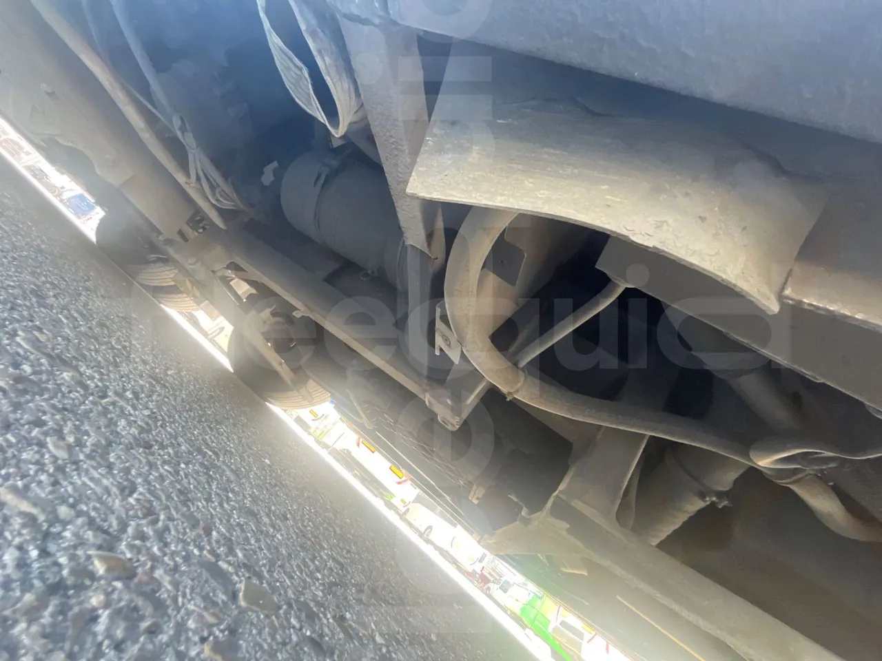Volvo B12B 6X2 - EUR4 - 338kW -14.995m - front shock absorbers left