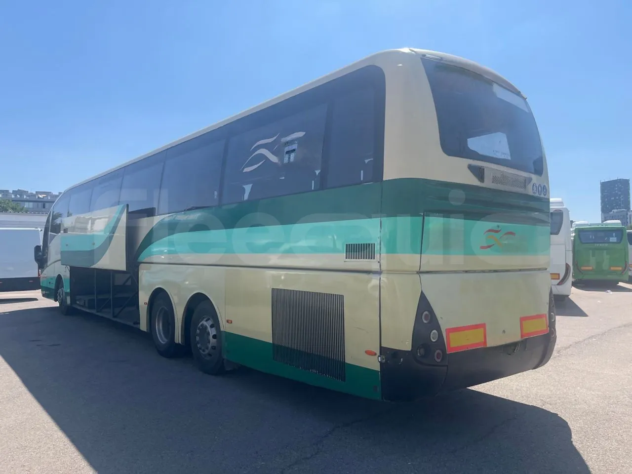 Volvo B12B 6X2 - EUR4 - 338kW -14.995m - luggage rack photo