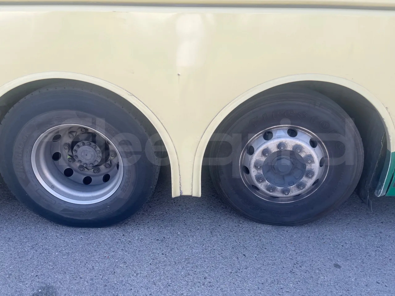 Volvo B12B 6X2 - EUR4 - 338kW -14.995m - tread condition front tires right