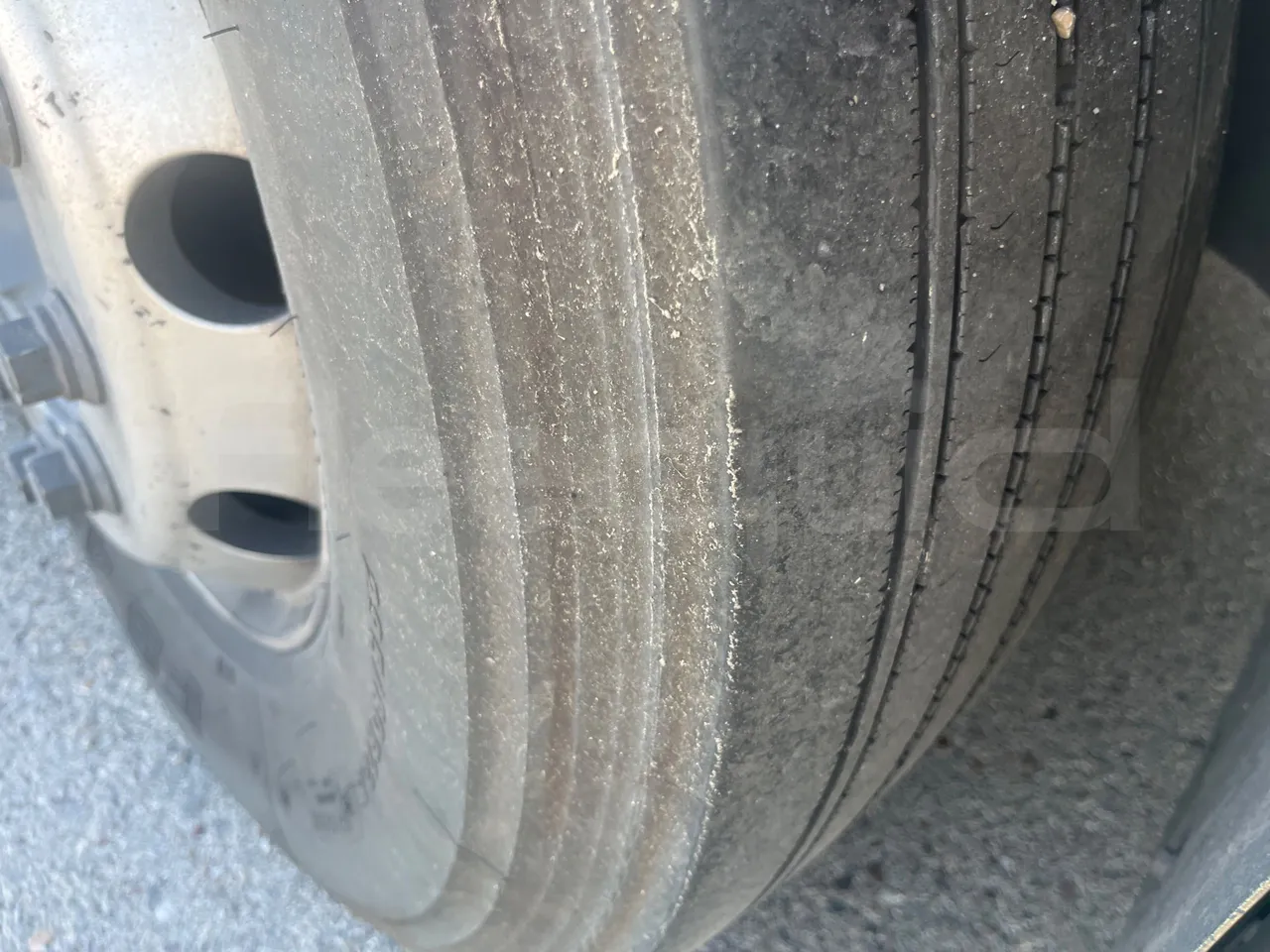 Volvo B12B 6X2 - EUR4 - 338kW -14.995m - tread condition second axle tires left