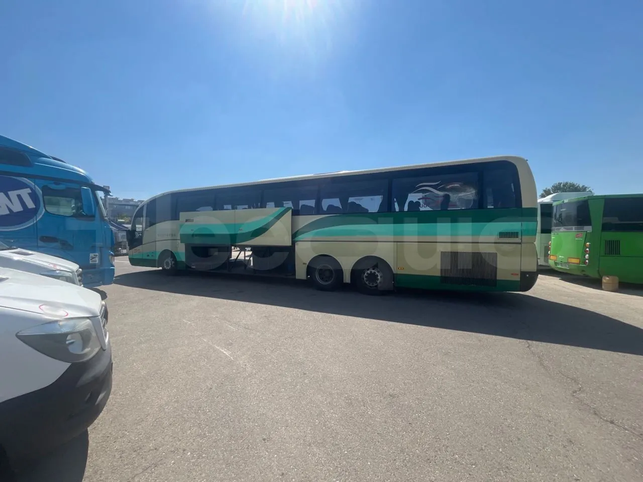 Volvo B12B 6X2 - EUR4 - 338kW -14.995m - left side photo