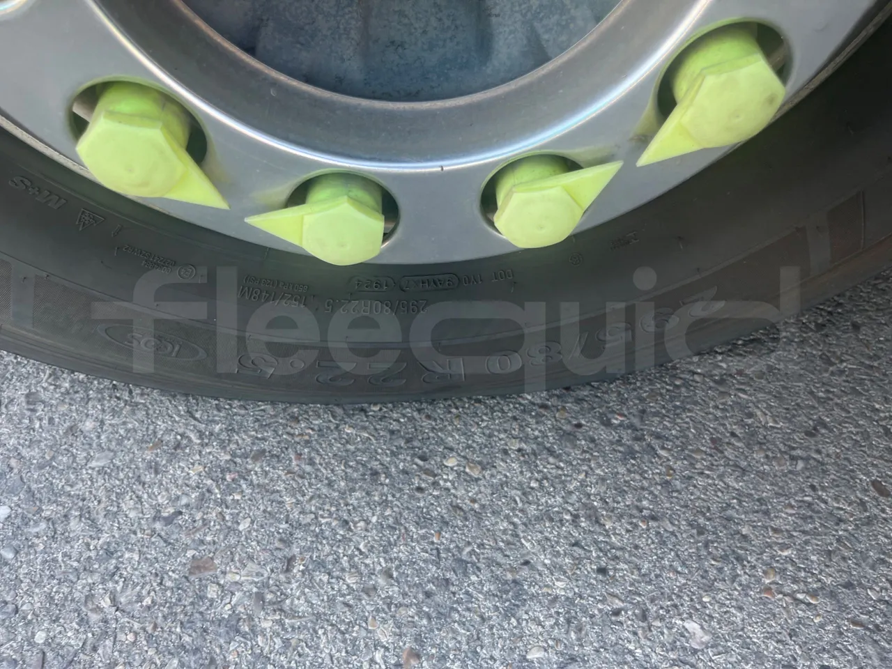 Volvo B12B 6X2 - EUR4 - 338kW -14.995m - front left tire measurements