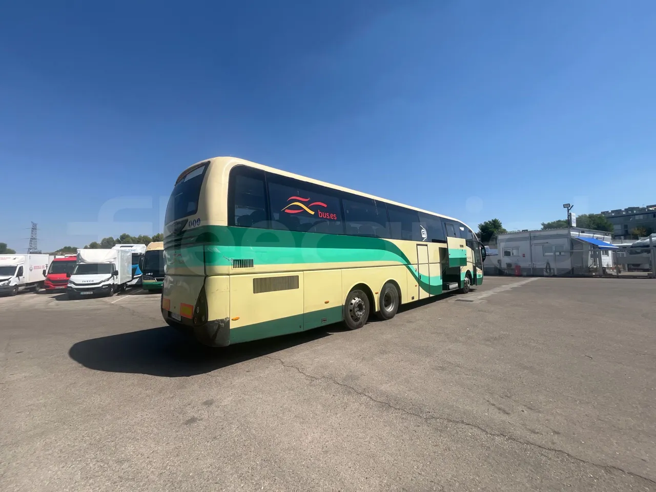 Volvo B12B 6X2 - EUR4 - 338kW -14.995m - under carpet photo