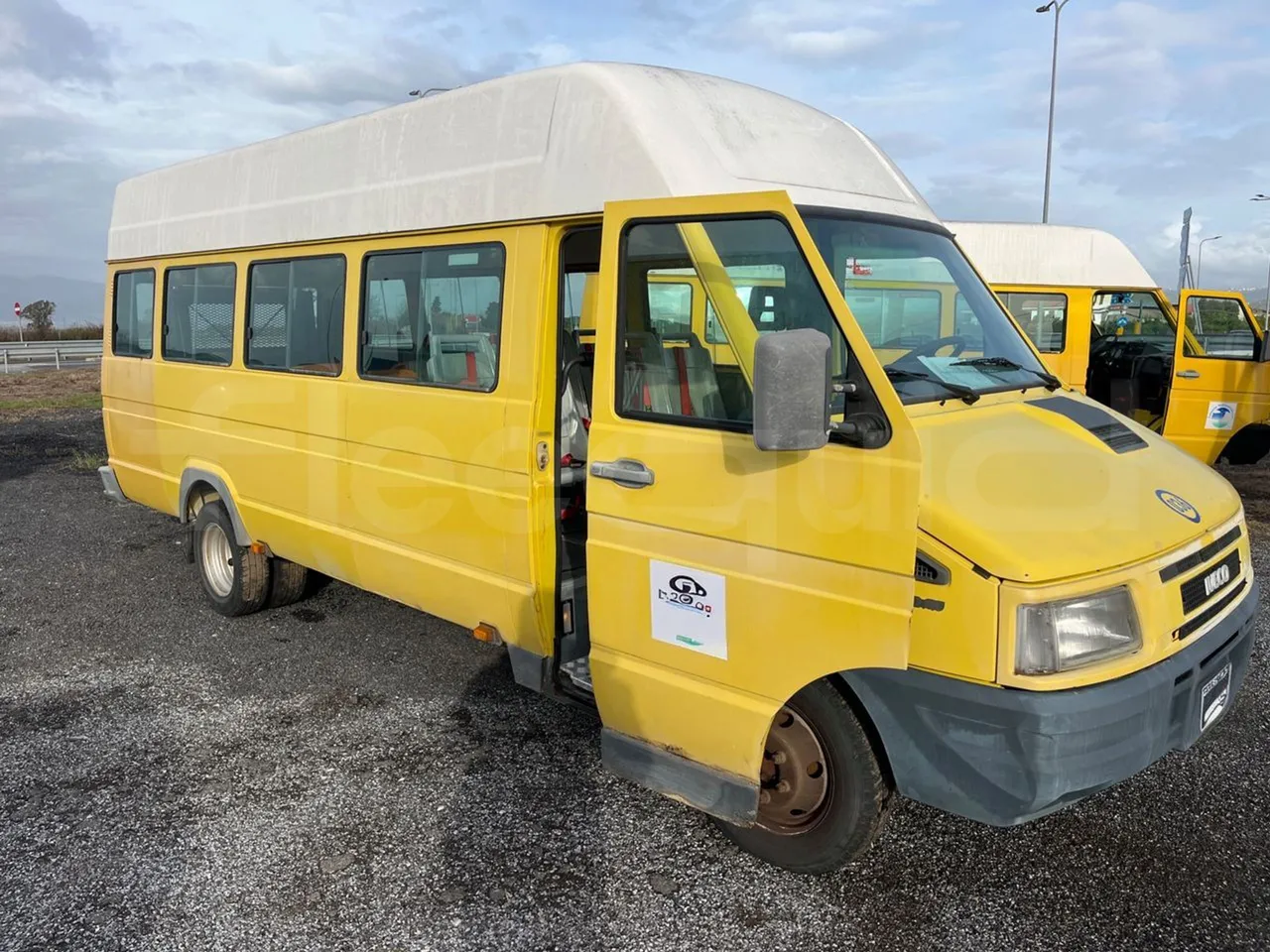 Iveco Turbo Daily A45E10 - EUR2 - 76kW - 6.880 - 3/4 right front doors open