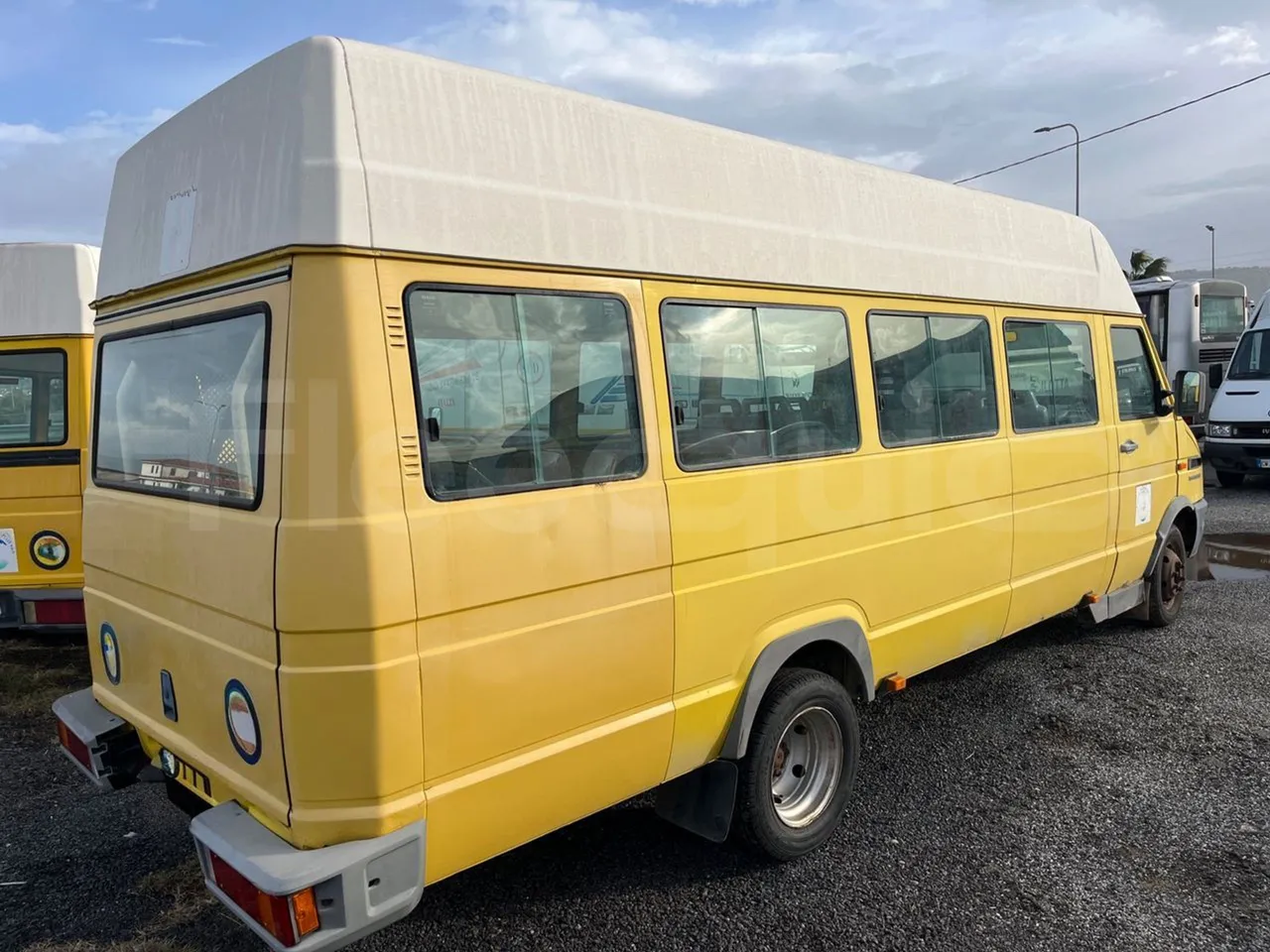 Iveco Turbo Daily A45E10 - EUR2 - 76kW - 6.880 - 3/4 right rear doors closed