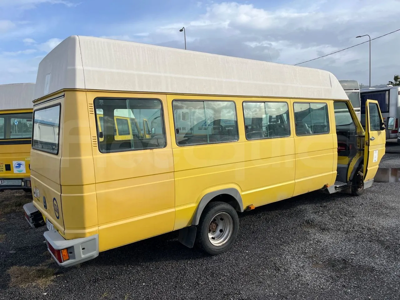 Iveco Turbo Daily A45E10 - EUR2 - 76kW - 6.880 - 3/4 right rear doors open