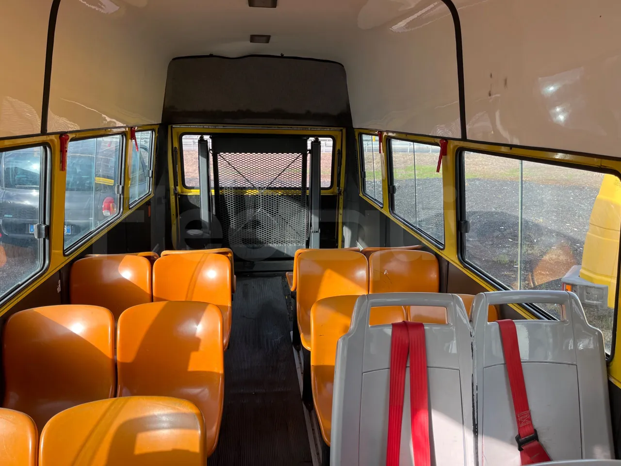 Iveco Turbo Daily A45E10 - EUR2 - 76kW - 6.880 - reverse view middle aisle