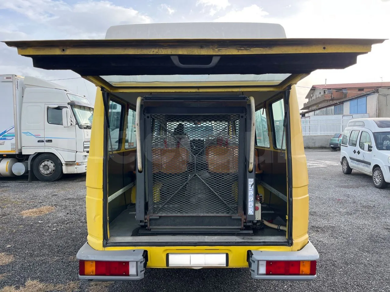 Iveco Turbo Daily A45E10 - EUR2 - 76kW - 6.880 - luggage rack photo