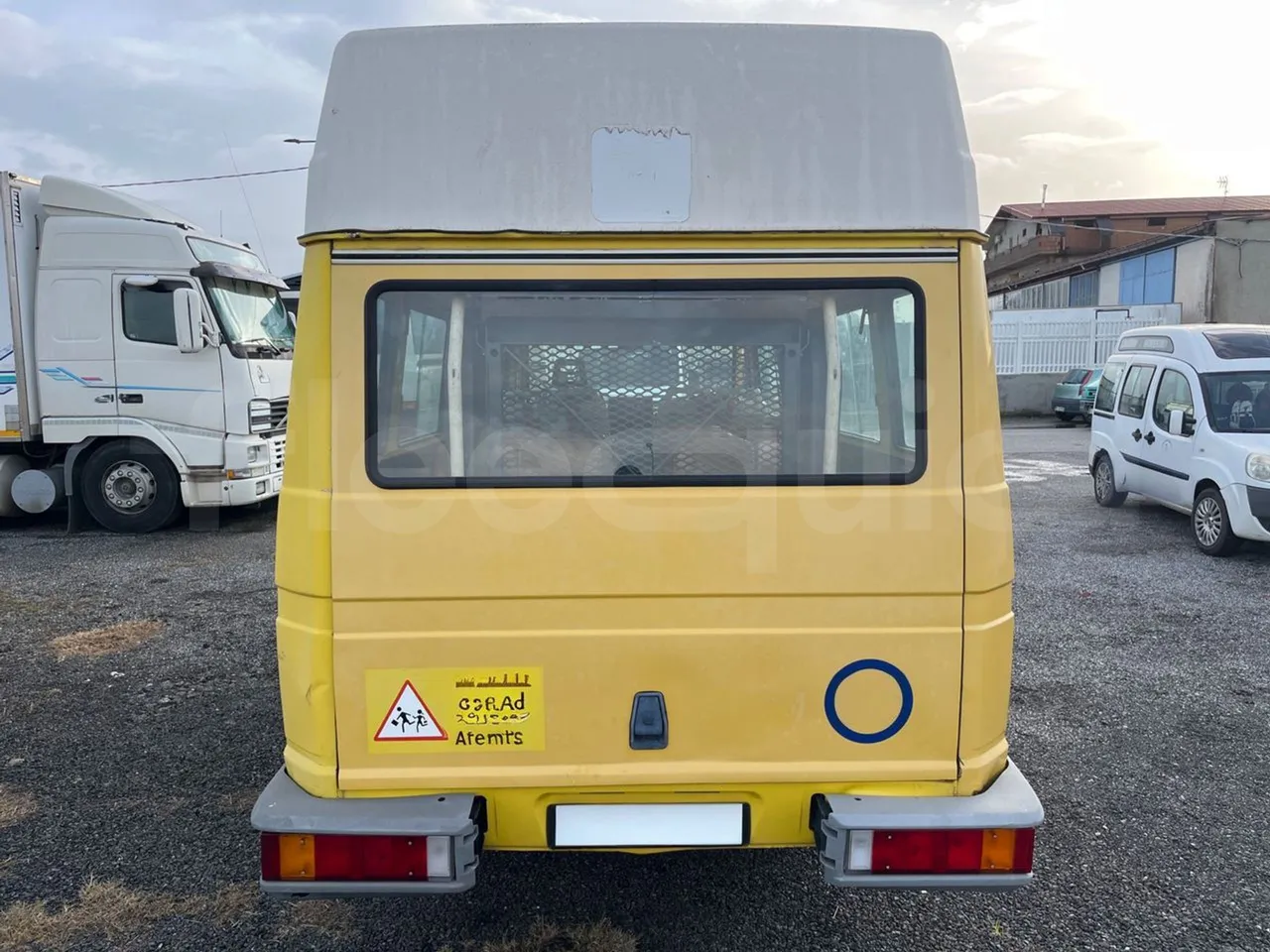 Iveco Turbo Daily A45E10 - EUR2 - 76kW - 6.880 - rear hatch closed