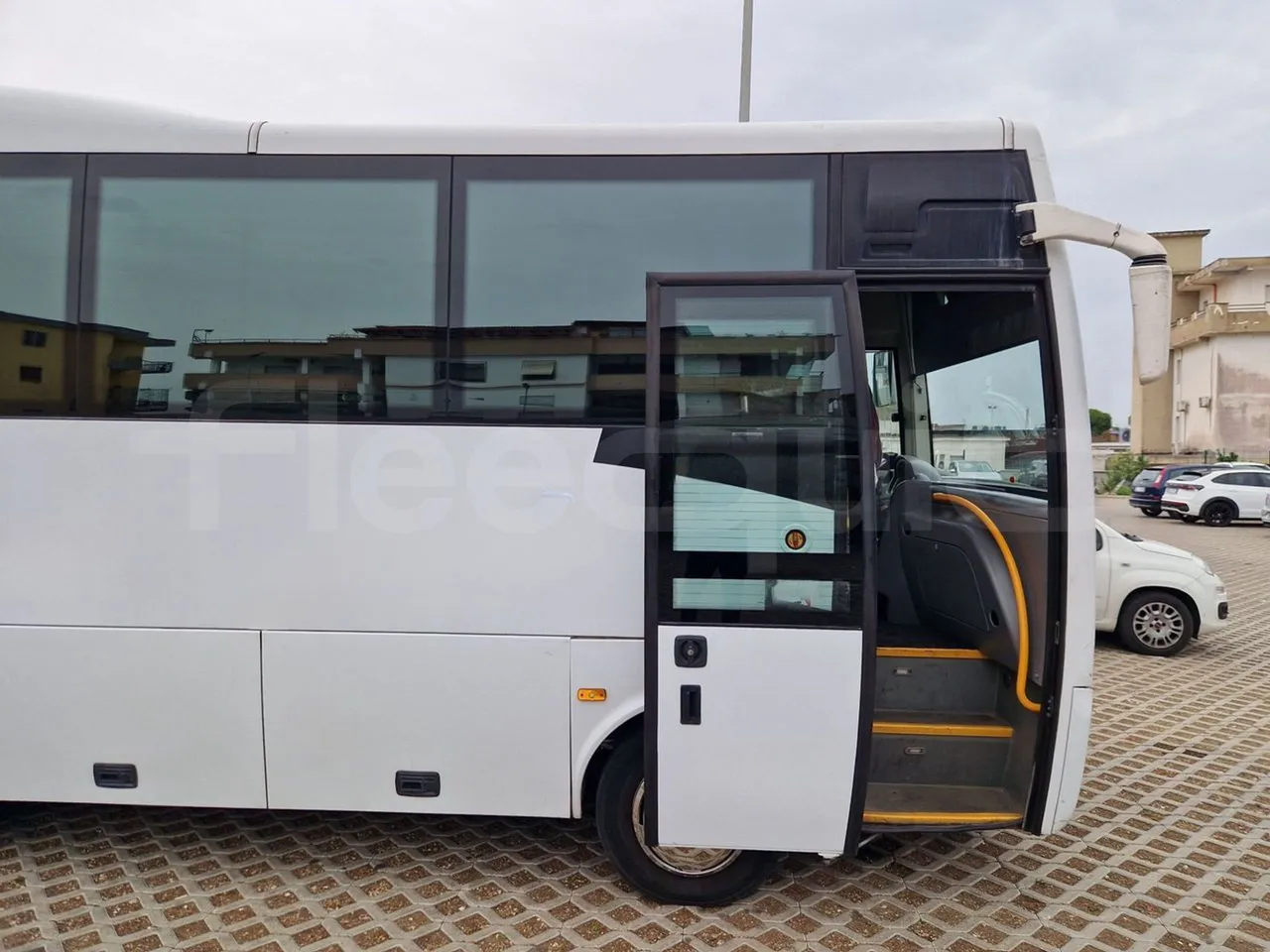 Isuzu Novo S801 - Euro5 - 140kw - 7.270mt - front door 1 open