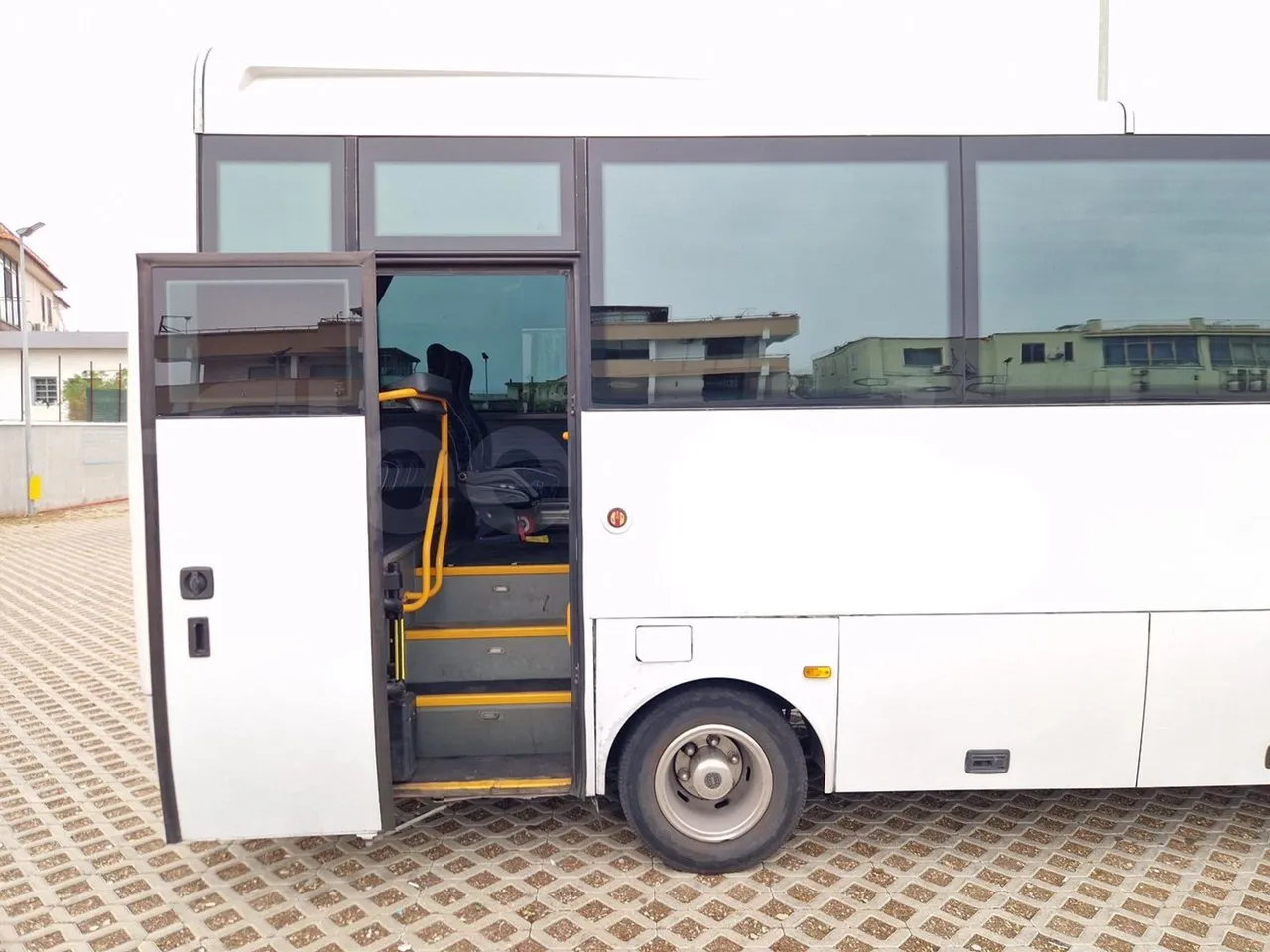 Isuzu Novo S801 - Euro5 - 140kw - 7.270mt - front door 2 open