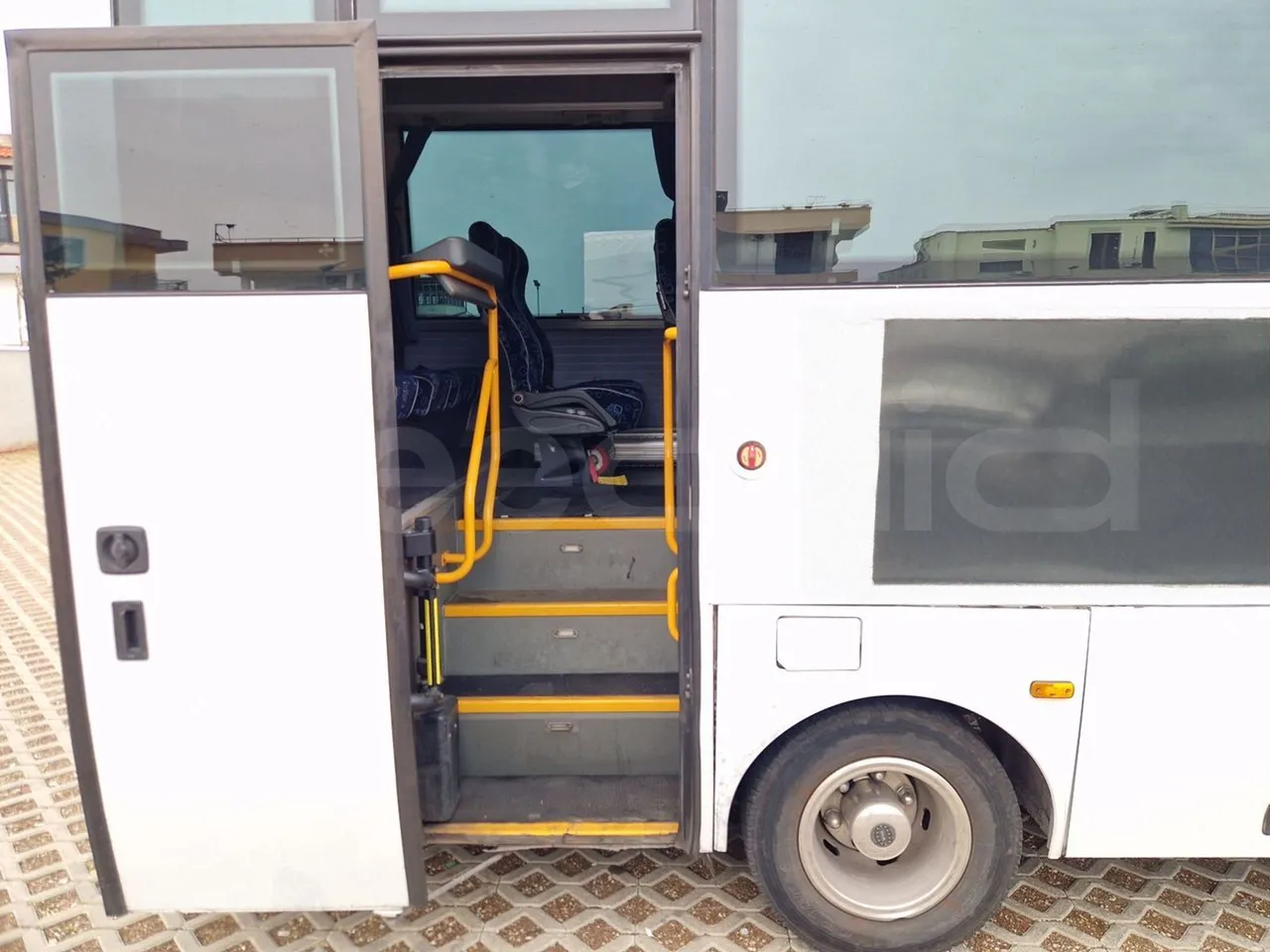 Isuzu Novo S801 - Euro5 - 140kw - 7.270mt - front door 3 open