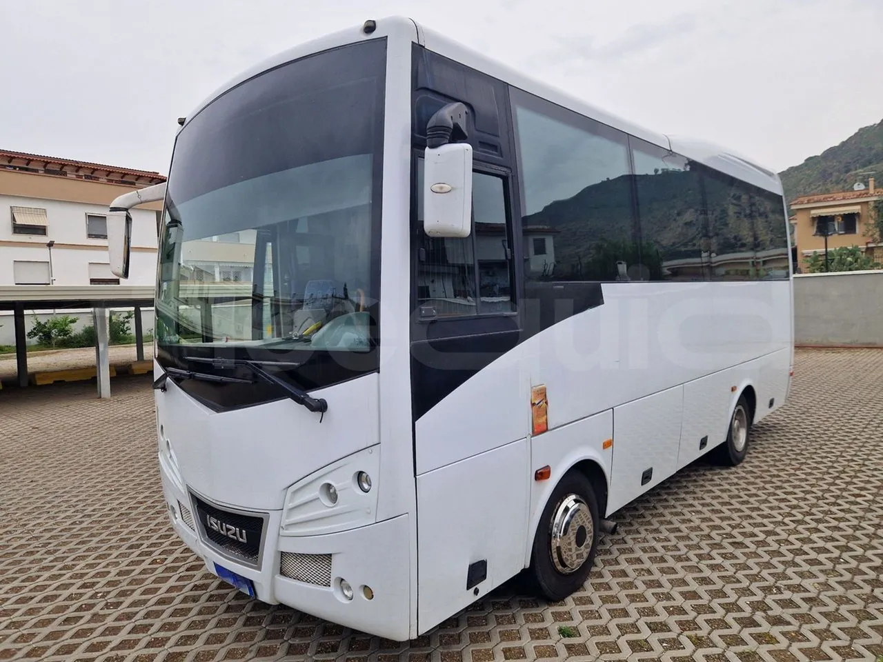 Isuzu Novo S801 - Euro5 - 140kw - 7.270mt - 3/4 front left