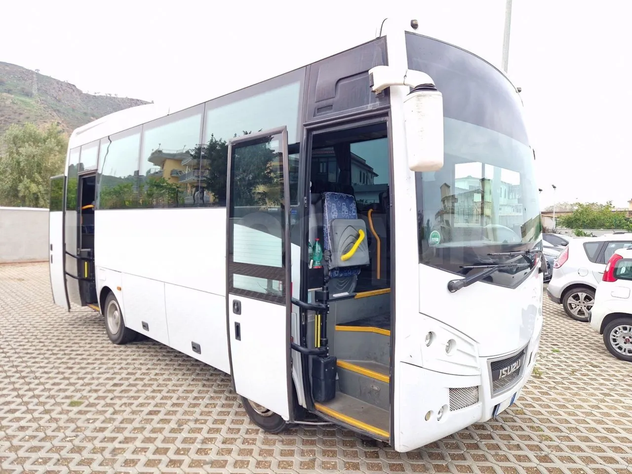 Isuzu Novo S801 - Euro5 - 140kw - 7.270mt - 3/4 right front doors open
