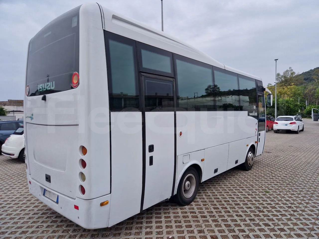 Isuzu Novo S801 - Euro5 - 140kw - 7.270mt - 3/4 right rear doors closed