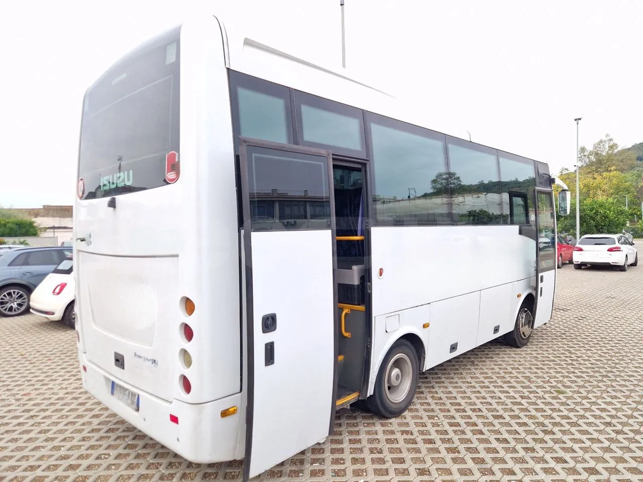 Isuzu Novo S801 - Euro5 - 140kw - 7.270mt - 3/4 right rear doors open