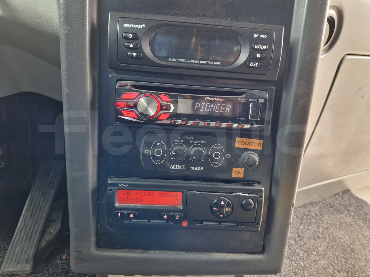 Isuzu Novo S801 - Euro5 - 140kw - 7.270mt - radio accessories photo