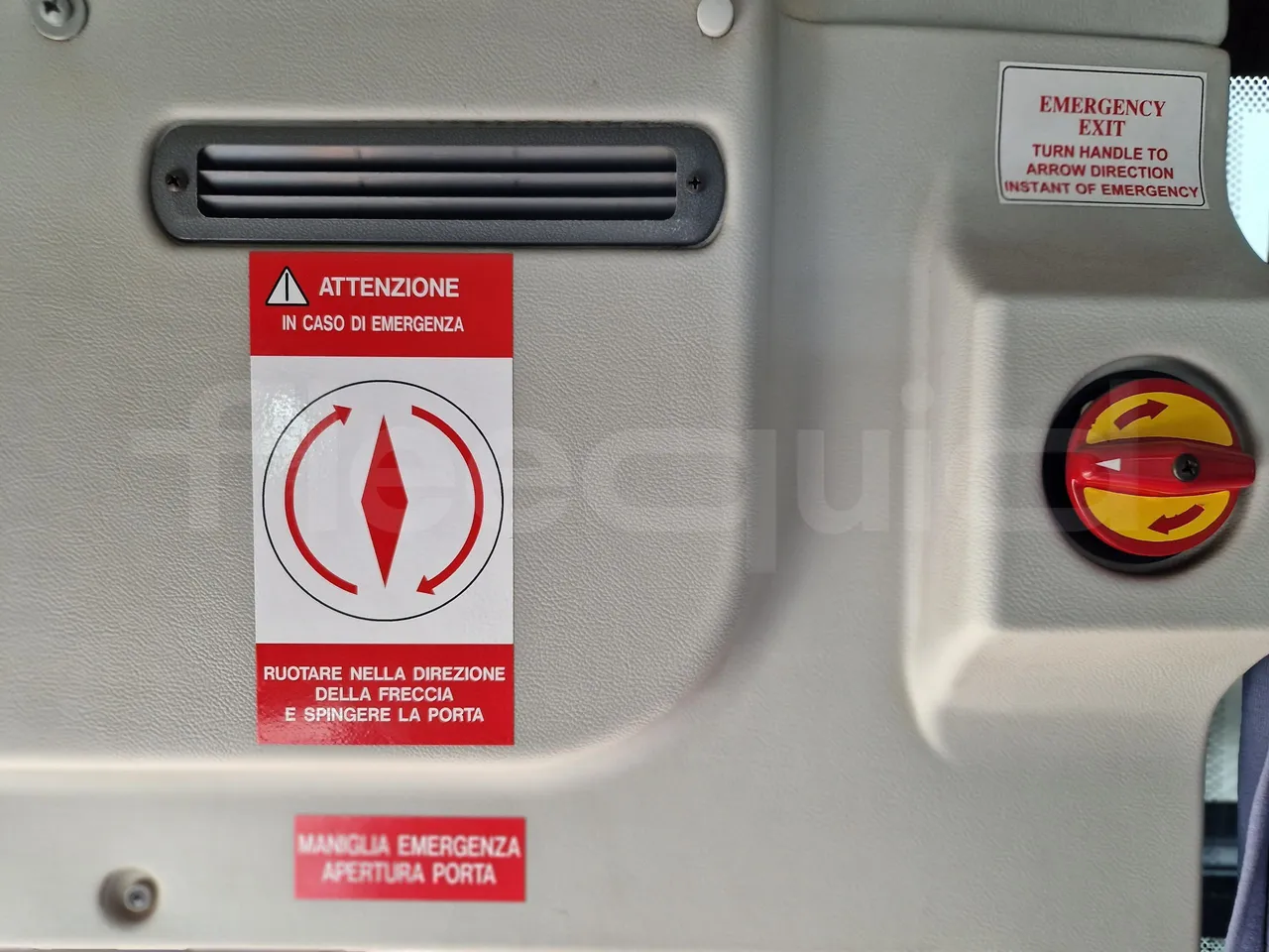 Isuzu Novo S801 - Euro5 - 140kw - 7.270mt - usb charging detail