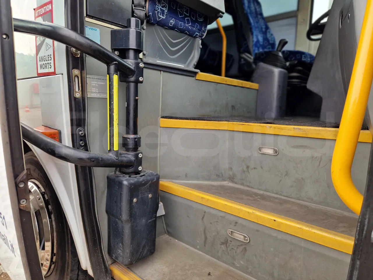 Isuzu Novo S801 - Euro5 - 140kw - 7.270mt - door mechanism photo