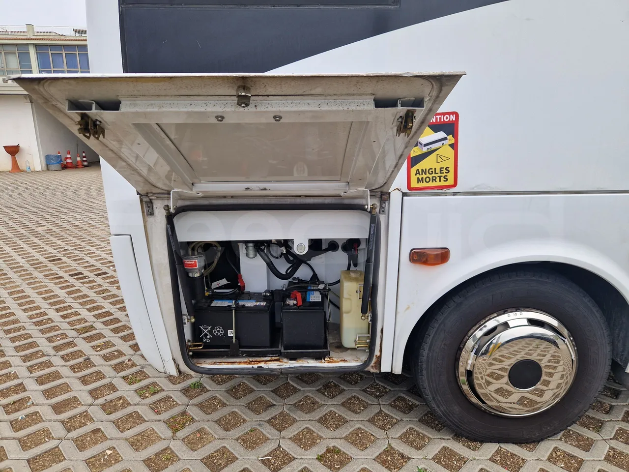 Isuzu Novo S801 - Euro5 - 140kw - 7.270mt - external compartments photo