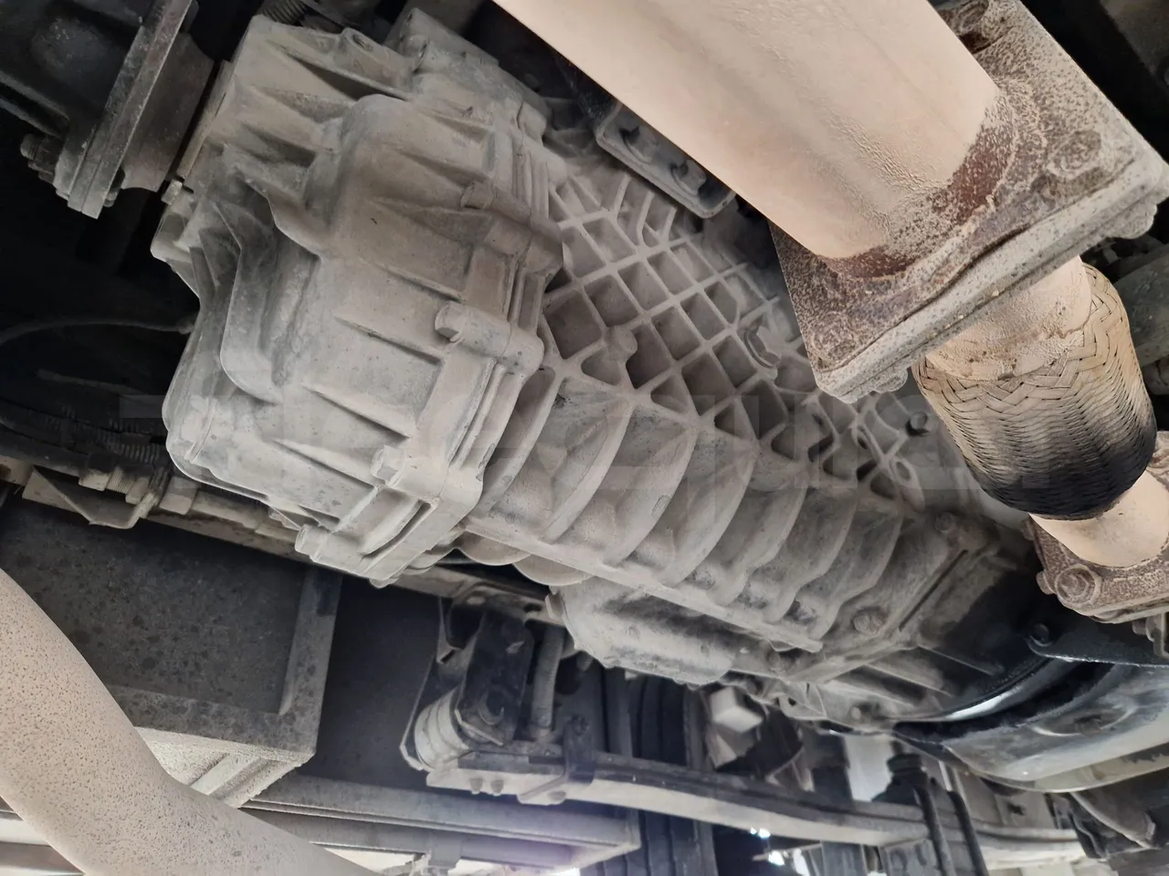 Isuzu Novo S801 - Euro5 - 140kw - 7.270mt - gearbox photo