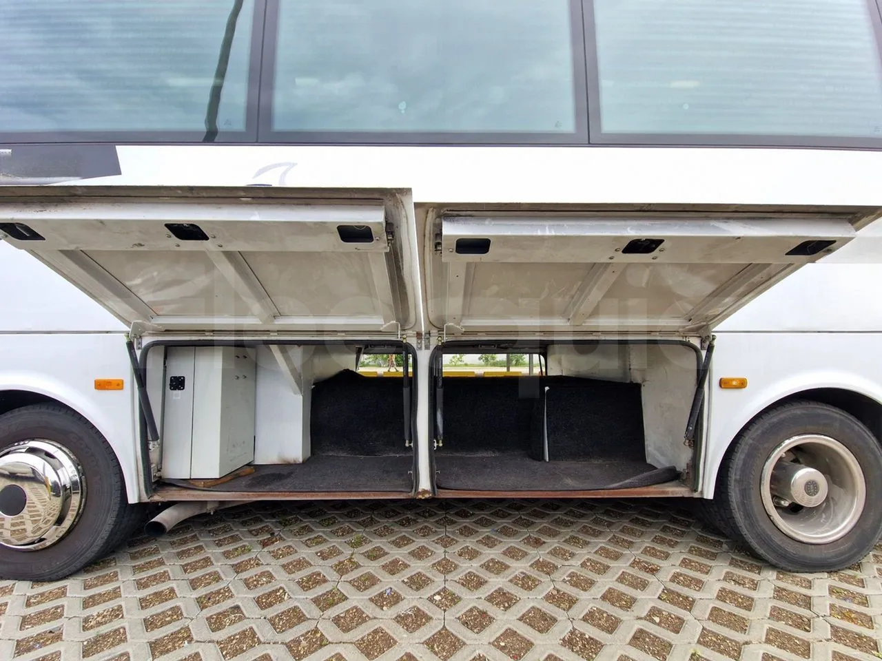 Isuzu Novo S801 - Euro5 - 140kw - 7.270mt - luggage rack photo